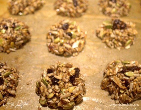 Сформировать ложкой горки на противне с пергаментом.