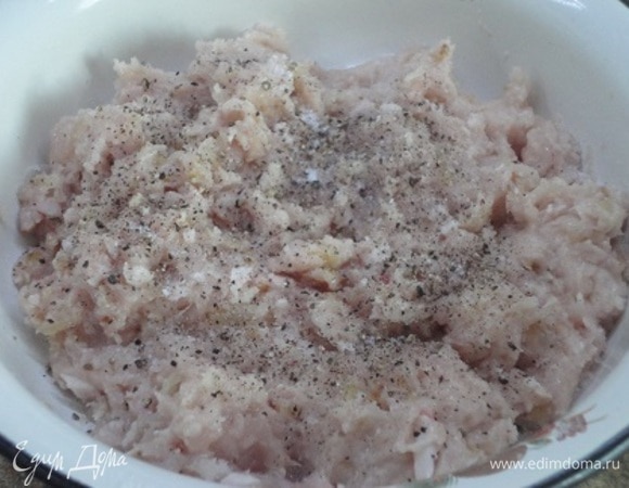 Луковицу (одну большую или две средние) нарезать полукольцами и вместе с рубленым чесноком поджарить до золотистости. Остужаем. Для тефтелей измельчаем куриные грудки вместе с жареными овощами и беконом (я использую самую жирную часть, практически сало). Слегка солим и перчим. Перемешиваем и ставим в морозильную камеру минут на 15–20.