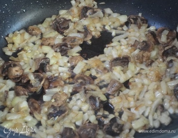 За это время другую луковицу нарезаем мелко и обжариваем в 2 ст. л. растительного масла до золотистого цвета. Добавляем нарезанные грибы, если есть, еще и 1 ч. л. сухого порошка из лесных грибов и жарим минут 5. Добавляем горячий бульон (у меня из порошка «Роллтон»), пробуем на соль и доводим до кипения.