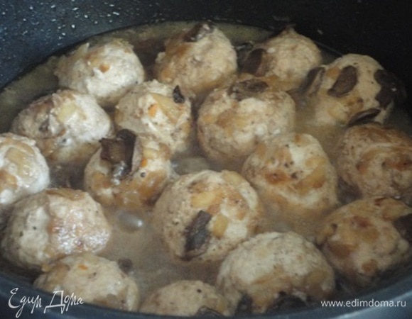 Формируем фрикадельки. Удобнее делать это руками, смоченными водой. Выкладываем в кипящий бульон, уменьшаем нагрев и готовим под крышкой 10 минут. Переворачиваем тефтели, т. к. они покрыты бульоном только наполовину, и продолжаем готовить еще 10–15 минут. Добавляем сливки, доводим до кипения и убираем с плиты.