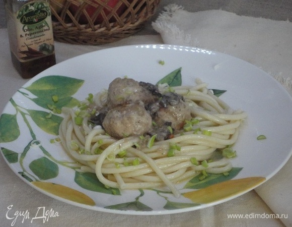 Подаем с любимым гарниром. Сегодня я учла пожелание супруга, любителя пасты. Сбрызгиваем ароматным оливковым маслом. У меня три бутылочки с разными наполнителями. Привезены из Италии много лет назад. Как масло заканчивается, я опять заполняю их теми же компонентами и заливаю оливковым маслом. Рекомендую. Хотя, уверена, многие так делают.