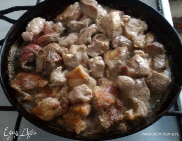 Свинину вымыть, обсушить, нарезать небольшими кусочками. В сковороде разогреть часть растительного масла, выложить свинину и обжарить со всех сторон до румяной корочки.