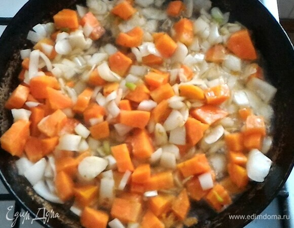 В сковороду добавить растительное масло, разогреть, выложить нарезанные лук и морковь, обжарить до румяности.