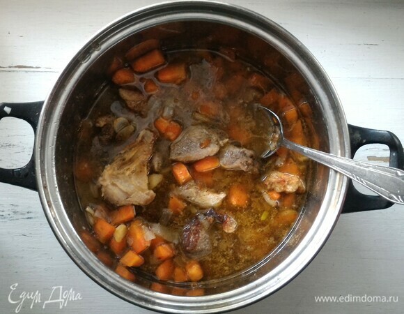 Обжаренные овощи выложить в кастрюлю к свинине вместе с маслом. Налить в кастрюлю теплой кипяченой воды, чтобы она почти покрыла мясо и овощи.