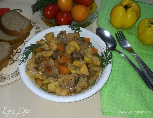 Готовое блюдо разложить по порциям и подать к столу со свежими овощами и зеленью. На гарнир можно приготовить вареный рис, гречку или булгур. Приятного аппетита!