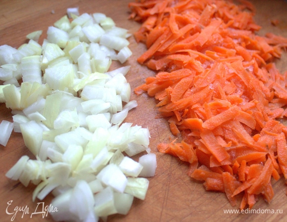Морковь натереть, лук нарезать.