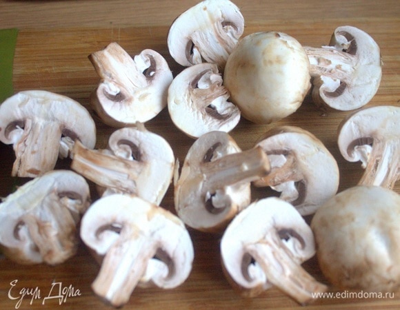 Грибы нарезать.