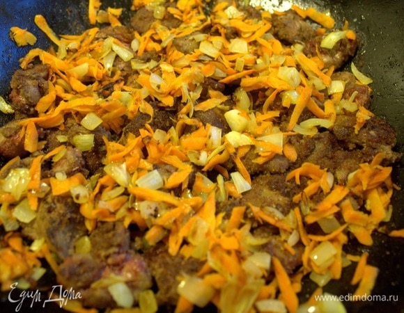 Перенести к печени лук с морковью.