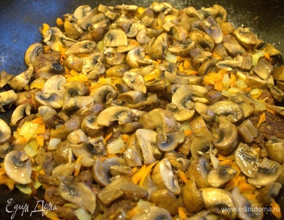 И грибы, все разровнять ровным слоем.