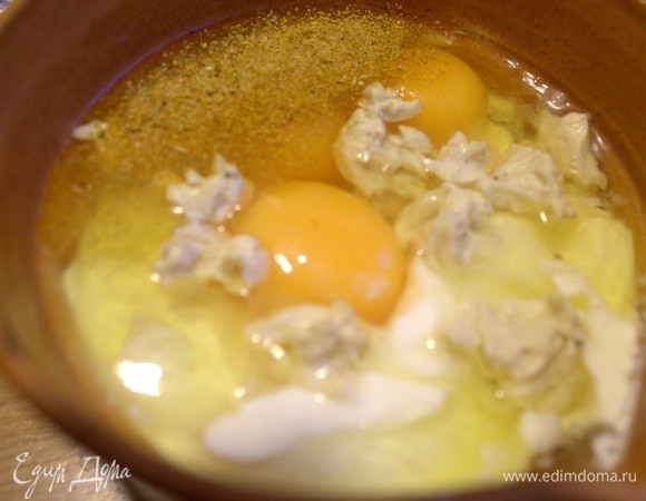 Размять вилкой и добавить плавленый сыр, 2–3 треугольника. Приправить.