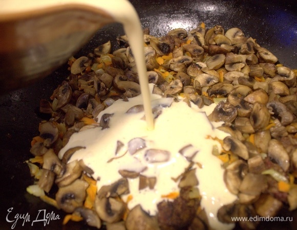 Взбить заливку и перелить в сковороду.