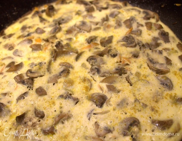 Накрыть крышкой и томить на небольшом огне или поставить в духовку без крышки.