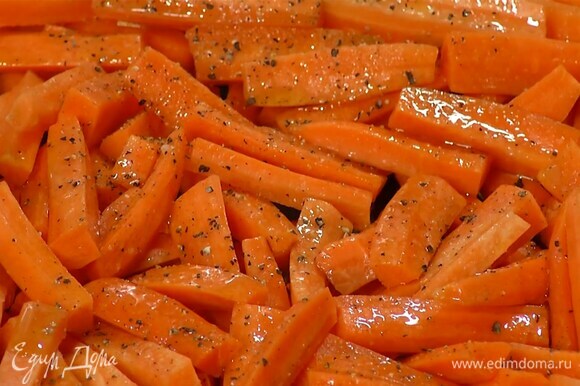 Морковь почистить и нарезать небольшими брусочками, затем выложить в форму для запекания, полить оливковым маслом, кленовым сиропом, посолить, поперчить и перемешать.