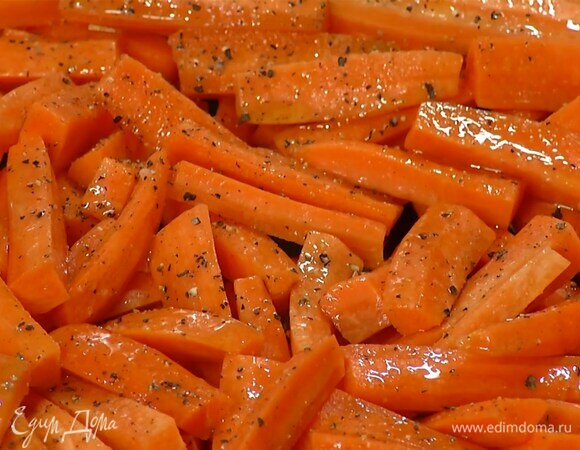 Морковь почистить и нарезать небольшими брусочками, затем выложить в форму для запекания, полить оливковым маслом, кленовым сиропом, посолить, поперчить и перемешать.