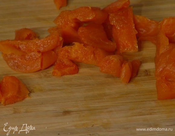 Курагу нарезать небольшими кусочками (несколько штук оставить для украшения).