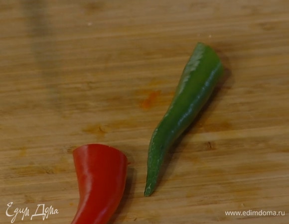 Красный и зеленый чили, удалив семена, порезать.