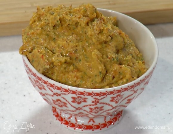 Приготовить соус чамой: в чашу блендера выжать сок лаймов, выложить миндаль, нарезанную курагу и чили, влить кленовый сироп и оливковое масло, добавить сумах, листья кинзы, все посолить и взбить.