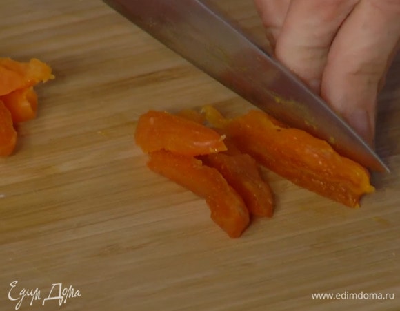 Оставшуюся курагу нарезать полосками.