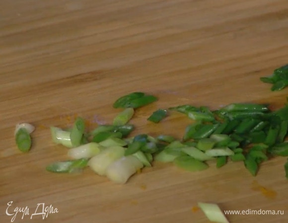 Зеленый лук тонко порезать наискосок.