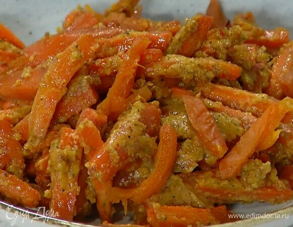 Запеченную морковь смазать соусом, перемешать и переложить на блюдо, украсить нарезанной курагой и зеленым луком.