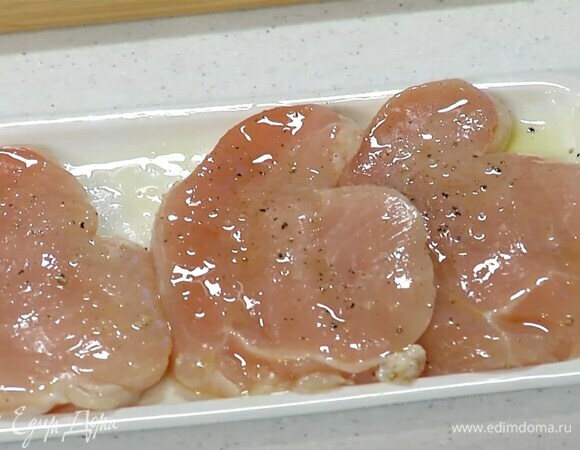 Индейку со всех сторон слегка посолить и поперчить, полить оливковым маслом и дать немного постоять.