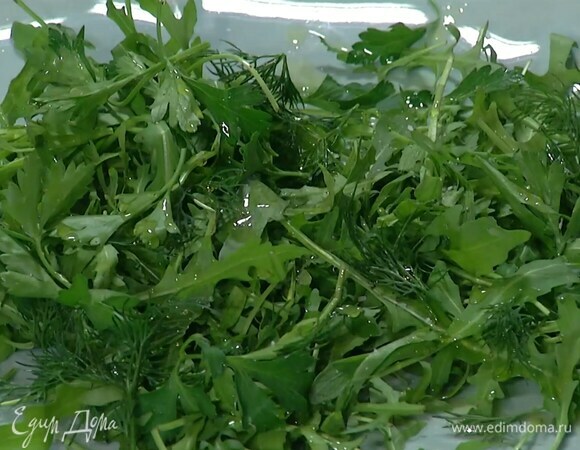 Руколу выложить на блюдо, посыпать порванными руками тархуном, петрушкой и укропом, полить оливковым маслом и выжатым из половинки лимона соком, посолить и поперчить.