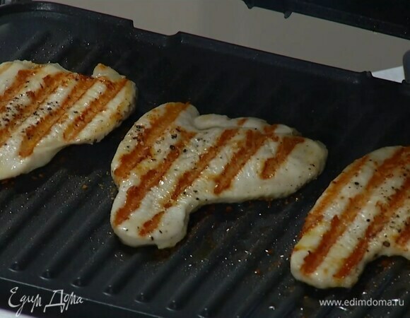 Эскалопы пожарить на гриле до готовности, затем выложить на руколу.