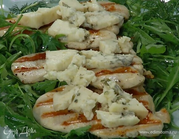 Голубой сыр нарезать маленькими кусочками и разложить на горячее мясо.