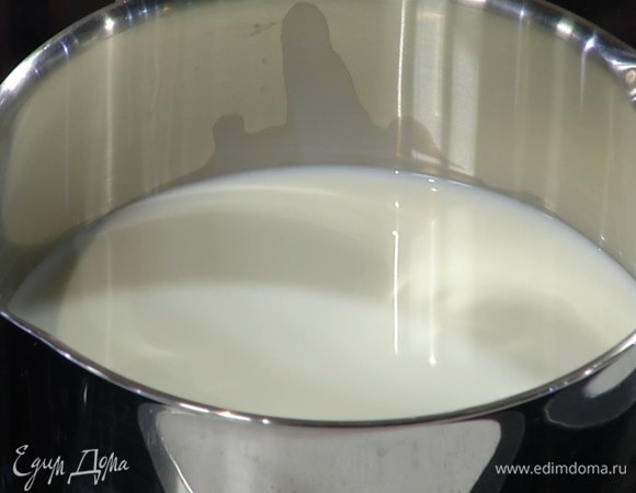 Молоко прогреть на медленном огне, так чтобы оно стало теплым.<br />
 