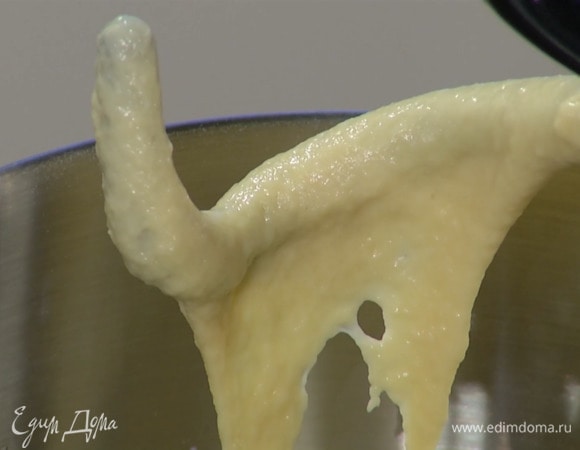 В чашу комбайна всыпать просеянную муку, сахар, дрожжи и соль, добавить теплое молоко, яйца и вымешать тесто.