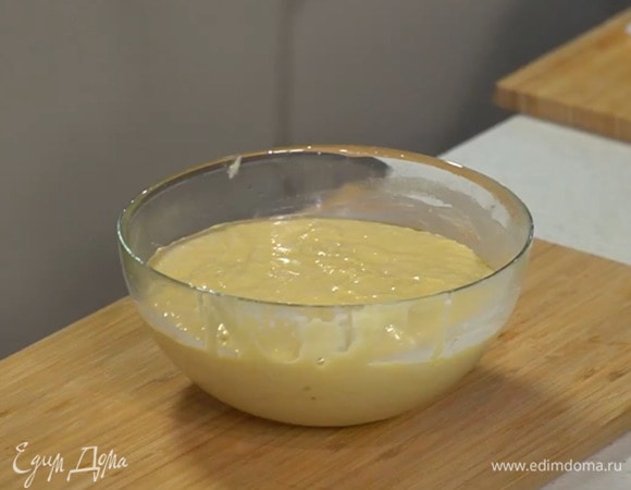 Миску смазать сливочным маслом, выложить тесто, накрыть смоченным в горячей воде и отжатым полотенцем и поместить на полчаса в теплое место.