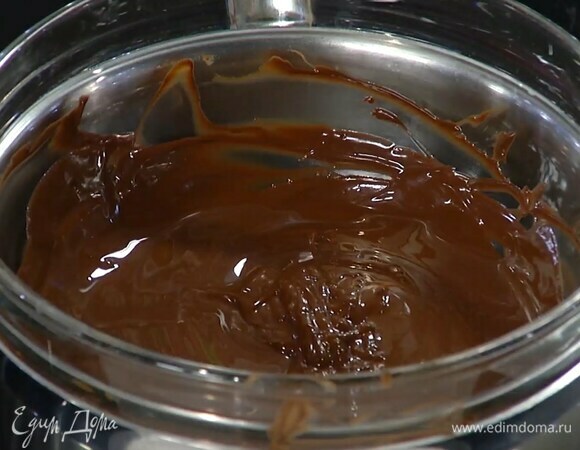 Шоколад поломать небольшими кусочками и растопить на водяной бане.