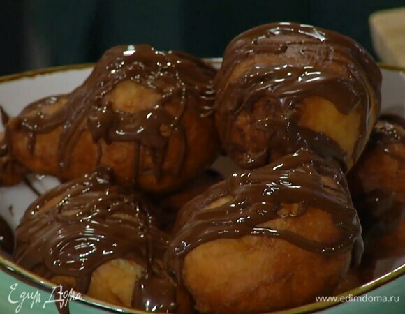 Полить пончики растопленным шоколадом.
