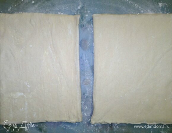 Слоеное дрожжевое тесто разморозить при комнатной температуре.