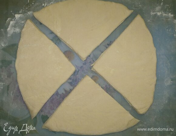 Каждый круг теста разрезать на 4 части.