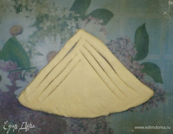 На боковых частях каждого сектора теста сделать по 3 параллельных надреза, не дорезая до конца.