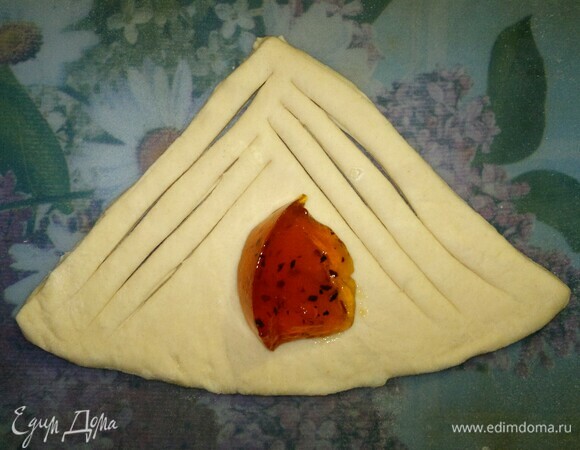 На свободную часть сектора выложить начинку.