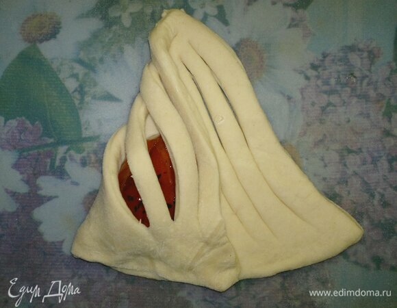 На начинку завернуть сначала один край теста с разрезами.