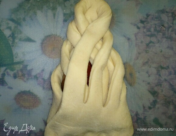 Затем завернуть второй край теста с разрезами. Если вы начали заворачивать первую слойку с левого края, то заворачивайте так же и все остальные, и наоборот.