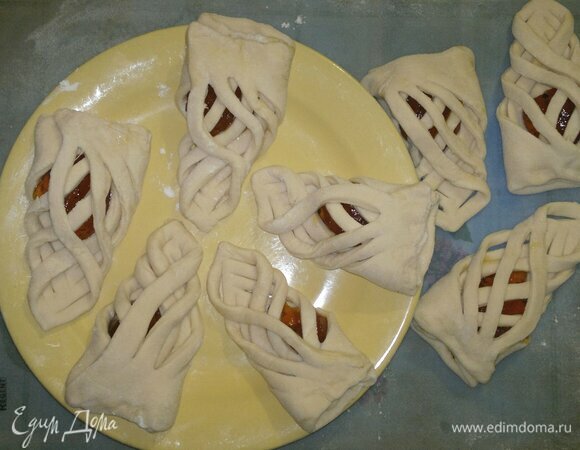 Слойки поставить в теплое место для подъема на 1,5–2 часа.