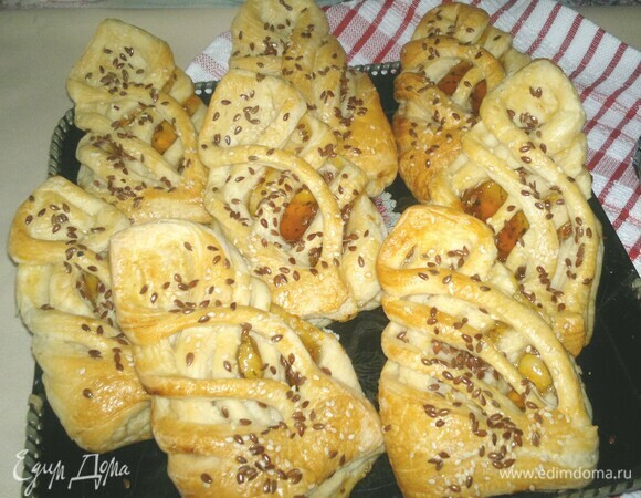 Готовые слойки достать из духовки, немного остудить и подать теплыми к чаю или кофе. Приятного аппетита!