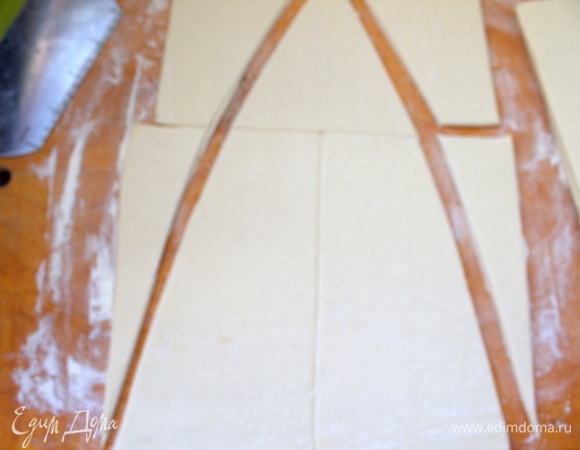 Выкраиваем елочку из готового размороженного слоеного теста. У нас продают в заморозке пластинами размером 20 см на 10 см. Пачки 500 г. У меня на пирог ушло чуть больше 300 г.