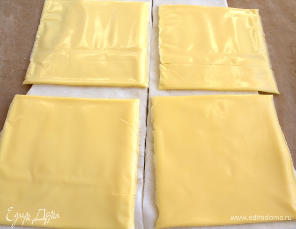 Накладываем сверху пластины плавленого сыра, ушло 5 пластин.
