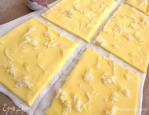 Сверху выдавить чеснок.