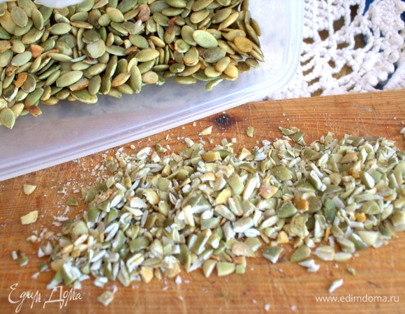 Порубить обжаренные семечки любые.