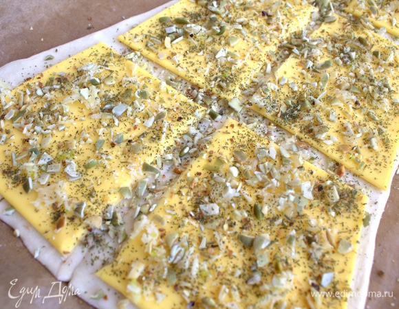 Посыпать сыр любыми травками-приправами. Соль по желанию. У меня смесь приправ: петрушка, лук, пастернак, сельдерей, укроп, паприка, морковь.