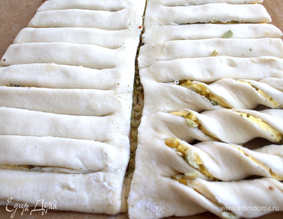 Накрыть второй елочкой первую и скрутить каждую полоску спиралькой.