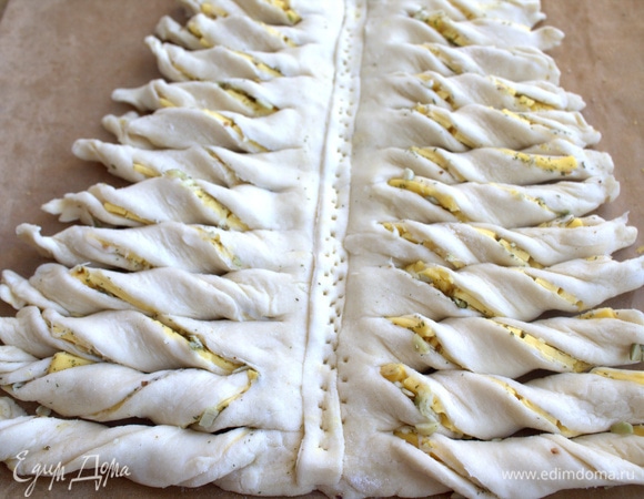 Шов для гарантии я накрыла полоской теста и наколола вилкой.