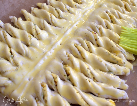 Взбить сливки с желтком и смазать всю елочку.