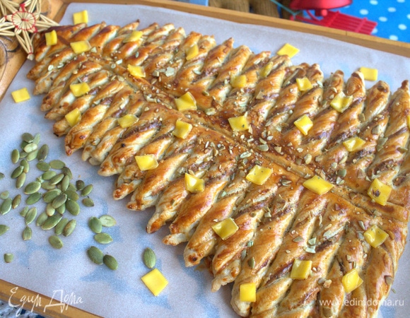 На горячую елку я положила квадратики сыра и подержала в выключенной духовке.